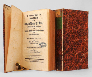 Lot 465, Auction  125, Blackstone, William, Handbuch des Englischen Rechts. Schleswig, Taubstummen-Institut, 1822
