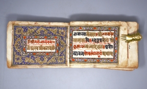Los 1098 - Hindu-Manuskript - Sanskrit-Verse in Devanagari-Schrift. Mit doppelblattgroßem Ziertitel in Gold und Farben sowie 3 einmontierten Miniaturen. Nordwestindien um 1880 - 3 - thumb