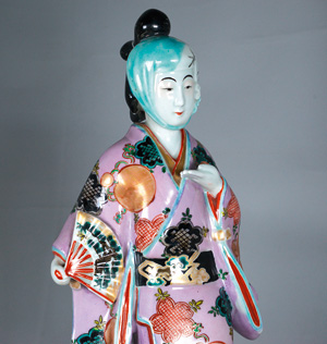 Los 628 - Kakiemon Figur - Kakiemon Figur einer Schreitenden Geisha mit Fächer.  - 2 - thumb