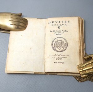 Los 1175 - Paradin, Claude - Devises Heroiques. Lyon, Jean de Tournes, 1551. - Erste Ausgabe der ersten Sammlung von Sinnbildern, die zur Erklärung verschiedener Embleme dienen - 6 - thumb