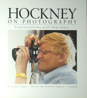 Los 3147 - Hockney, David - Hockney on Photography. Widmungsexemplar mit doppelseitiger farbiger Zeichnung - 3 - thumb