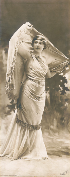 Lot 3405, Auction  127, Reutlinger, Léopold-Emile, Vintage Photographie einer Künstlerin im Kostüm