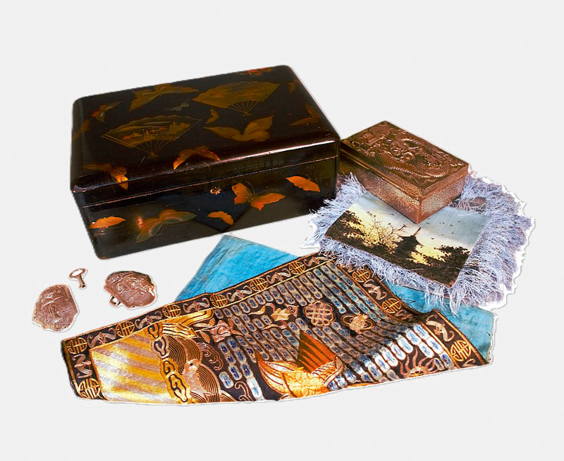 Lot 632, Auction 127, Konvolut asiatischer Raritäten, mit einer Lackschatulle, Metalldose, Gürtelschnalle, Seidenmalerei und einem chinesischen Rangabzeichen